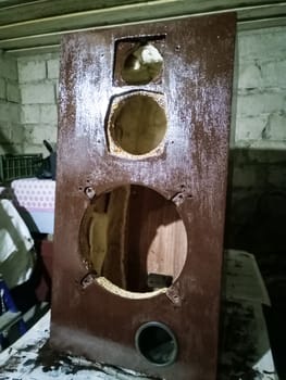 Case of the Acoustic vintage system amphiton 35ac-018 during restoration. Grinding and painting.