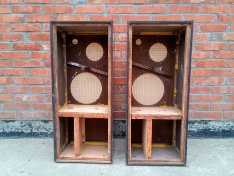 Cases from speakers Symphony 2. Retro acoustics of the 1960s.