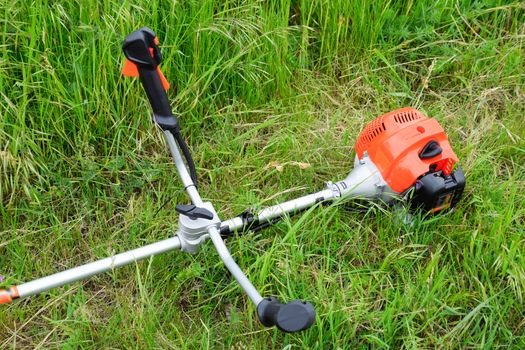 Trimer gascosis with a leaf for mowing grass and shrubs.