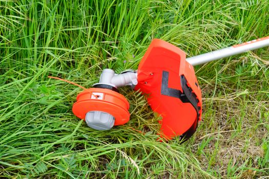 Trimer gascosis with a leaf for mowing grass and shrubs.