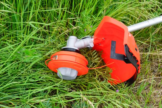 Trimer gascosis with a leaf for mowing grass and shrubs.