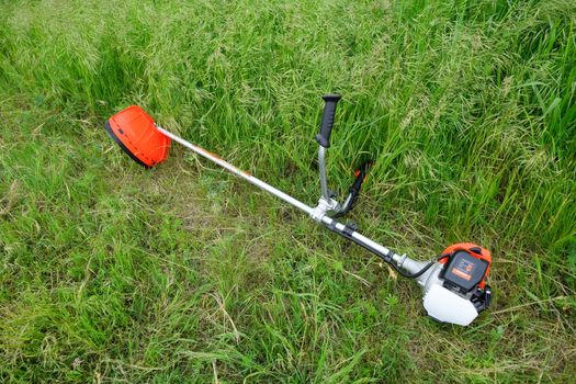 Trimer gascosis with a leaf for mowing grass and shrubs.