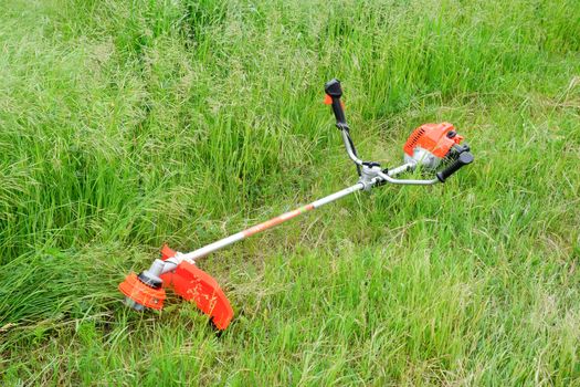 Trimer gascosis with a leaf for mowing grass and shrubs.