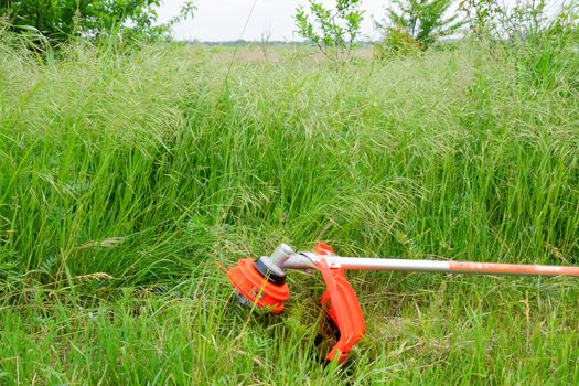 Trimer gascosis with a leaf for mowing grass and shrubs.