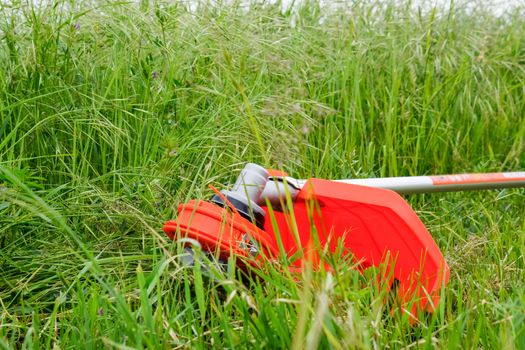 Trimer gascosis with a leaf for mowing grass and shrubs.