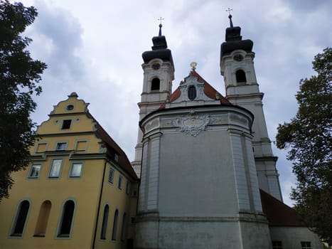 Zwiefalten minster and a yellow house with trees