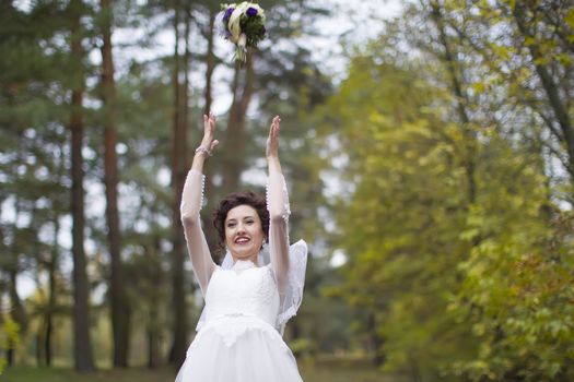 The bride throws a bouquet