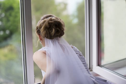 The bride is waiting for the groom.