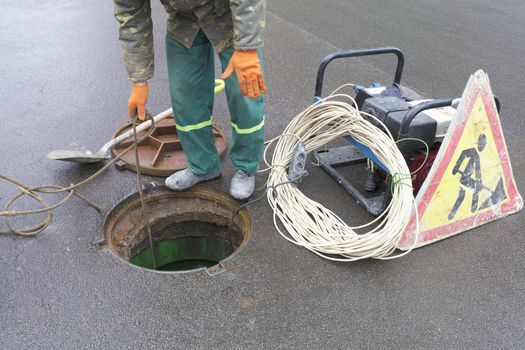 The employee opened the hatch on the street, started the power generator and lowered the electrical cable down to eliminate the emergency situation