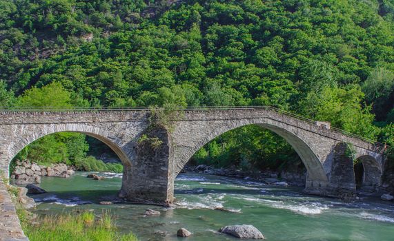 the stone bridge is in Romanesque style was built between the years 1770-1776, but already existed in medieval times, is in the shape of a donkey's back,  formed by three  arches resting on stone buttresses