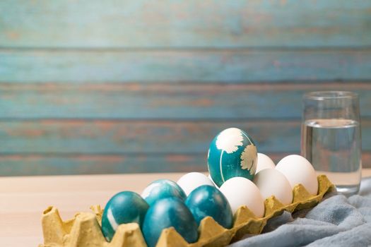 Happy easter, organic blue easter egg standing on the white color eggs wait for painting, easter holiday decorations, easter concept backgrounds with copy space - apply gain&noise filter