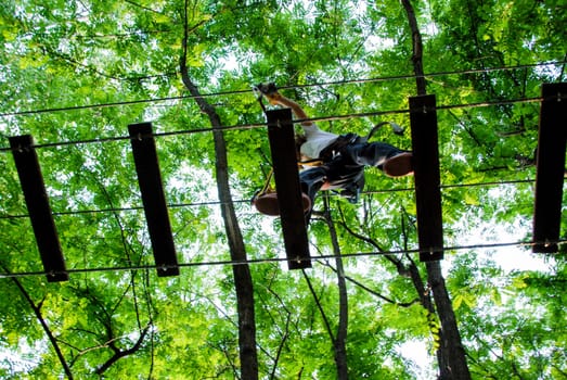 Crossing a suspended bridge with ropes