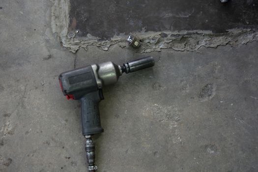 mechanics impact Remove the wheel gun