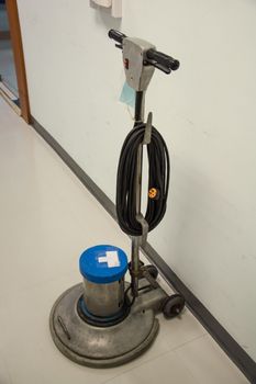 Floor polishing machine