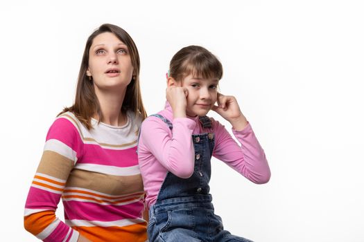 Mom wants to sneeze, daughter plugged her ears with fingers
