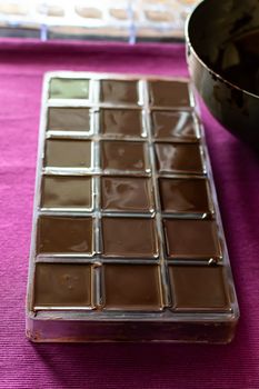 Pour the hot chocolate into the candy molds. The process of home cooking healthy sweets without sugar.