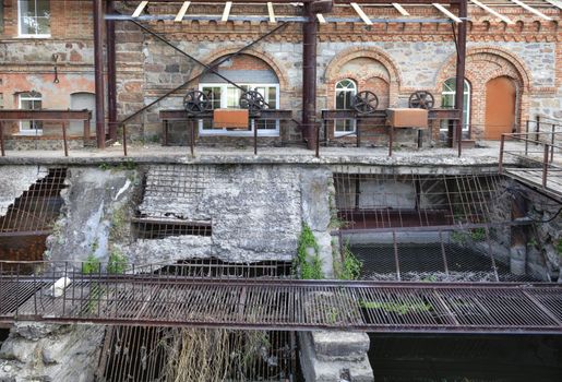 The mechanism of the old sluices properly perform its function, but the building needs repair.