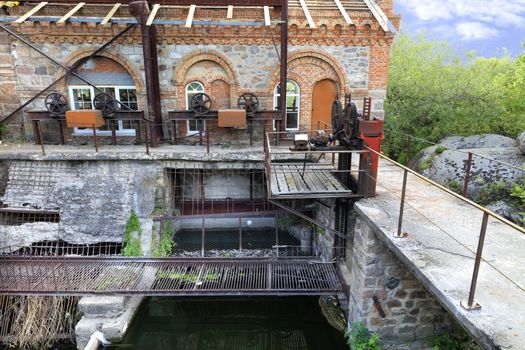 The mechanism of the old sluices properly perform its function, but the building needs repair.