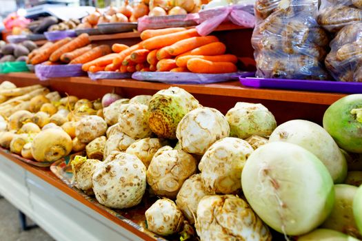 Many different vegetables are sold on the market, such as celery, turnips, carrots, onions, radishes, beets, turnips, parsley roots, parsnips and others.