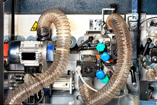 The system for removing dust and wood shavings from a modern woodworking machine using airflow suction.