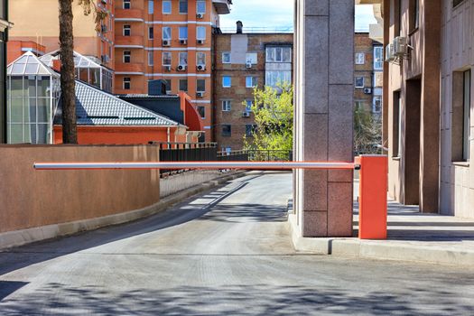 An automatic barrier to enter the courtyard of the building serves as a guard for parking spaces for cars.