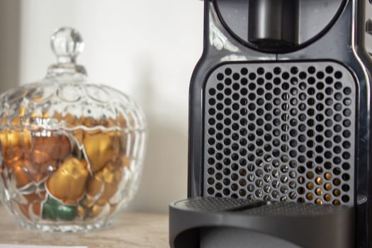 Capsule coffee machine and a glass pot full of capsules