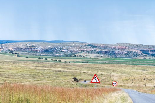 The landscape on road R26 to the south of Fouriesburg. Road signs are visible