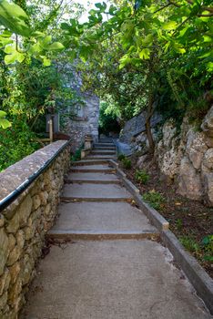 staircase leading to the country with a large step stifone