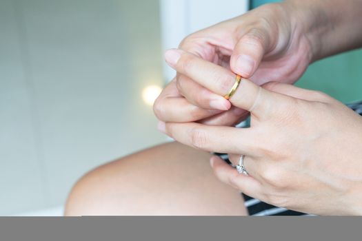 Stuck ring take off fat woman nail, gold ring removing