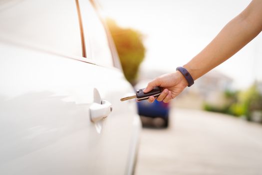 car unlocks remote point to open the door