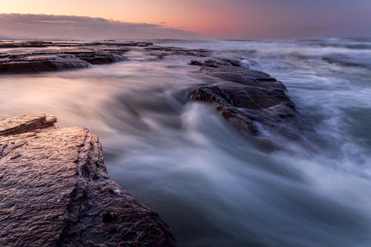 The outflow chasm of the rockshelf allows vast amounts of water washed onto the rockshelf rush back to the ocean