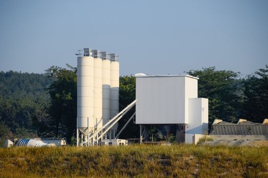 The factory is a whee. Mixing concrete for mixers. Concrete production.