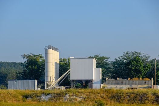 The factory is a whee. Mixing concrete for mixers. Concrete production.