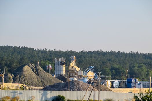 Heaps of rubble and gravel for the production of concrete and reinforced concrete structures.