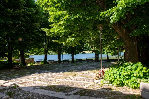 square with benches and shade in the center of the village of piediluco