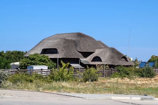 Kafe with a cane roof. The roof is made of reeds and reeds.