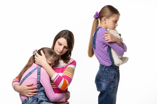 Children quarreled over toys, mom reassures younger daughter