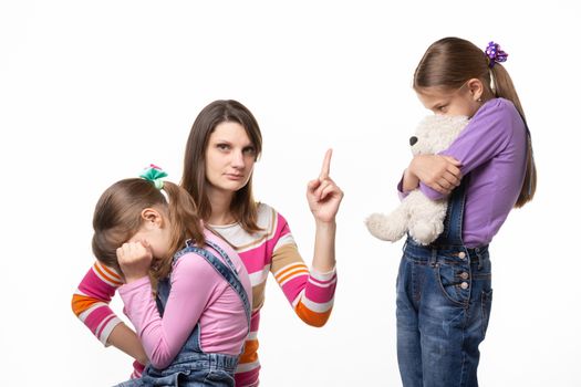 Mom talks hard with her daughter for offending her sister and looking in the frame