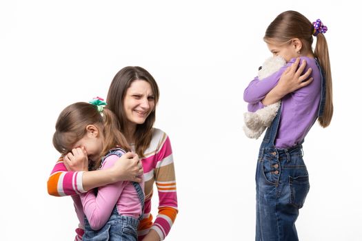 Mom laughed after understanding the conflict of two children