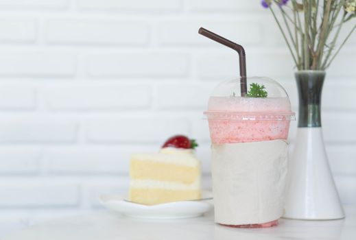background; fruit; cocktail; strawberry; smoothie; glass; green; drink; red; fresh; summer; food; water; sweet; beverage; juice; healthy; color; ocean; refreshment;