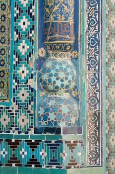 Closeup fragment of a column in the wall with the mosaic. the details of the architecture of medieval Central Asia