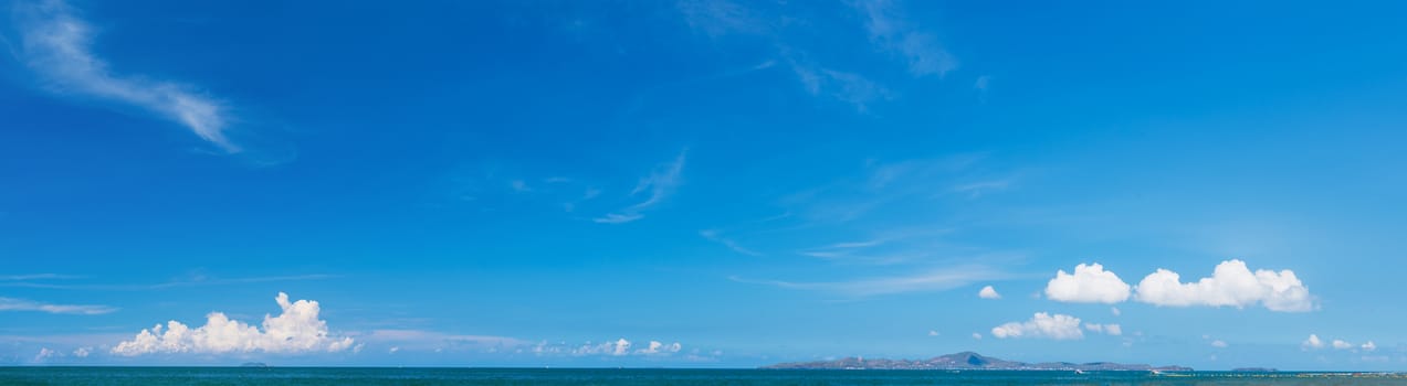 Panoramic beautiful seascape with blue sky and cloud on a sunny day