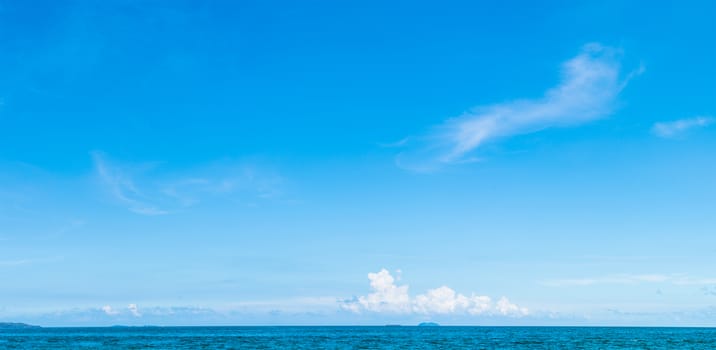 Panoramic beautiful seascape with blue sky and cloud on a sunny day