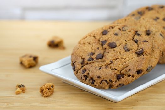 Stack cookies on a ceramic plate, AF point selection.