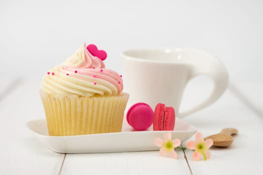 Cupcakes are beautifully decorated in clear lighting, AF point selection.