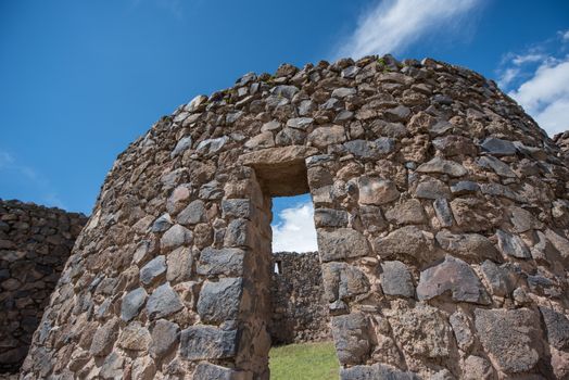 Ruinas Raqchi is a ruins and is located in Provincia de Canchis