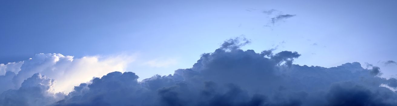 Stunning colorful sky panorama showing beautiful cloud formations in high resolution.