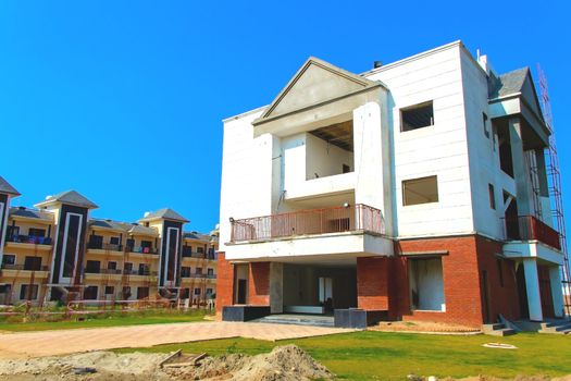 front view of New construction of building, sonipat, haryana, july 2019 Photo : Technical Maanav / Yaymicro.com