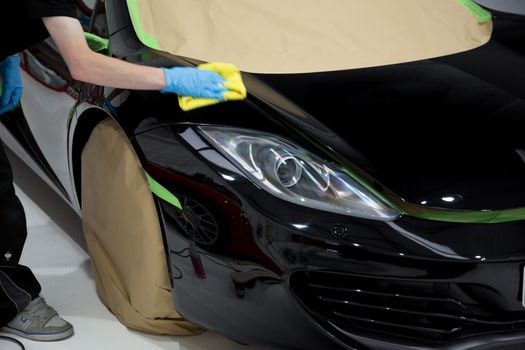 Detailer buffing car panel