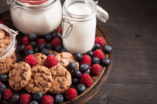 Great idea for dessert made out of oatmel biscuits with fresh bluebarries and raspberries. Homemade dessert.